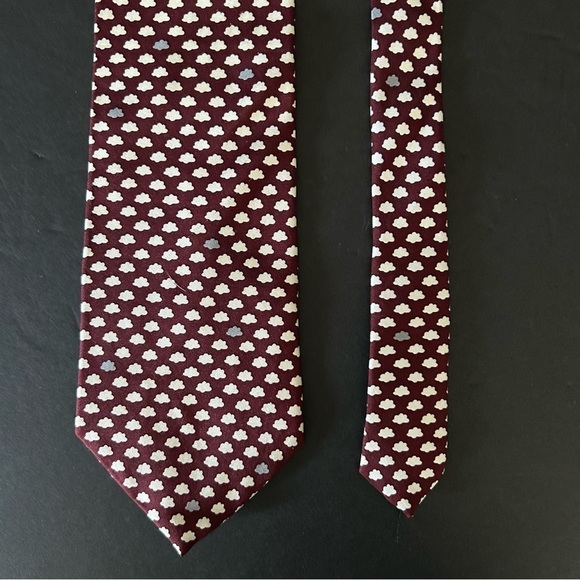 Vintage Tie Tree 100% Silk Tie, Pattern Shows Puffy White and Grey Clouds - Picture 2 of 8